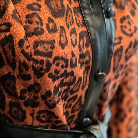 L’ATISTE BY AMY DRESS Jaxson Jaguar Print - Picture 5 of 8